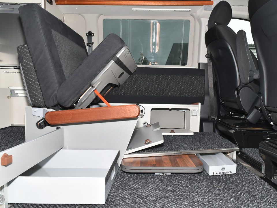Blick auf die Heckküche des Campmobils