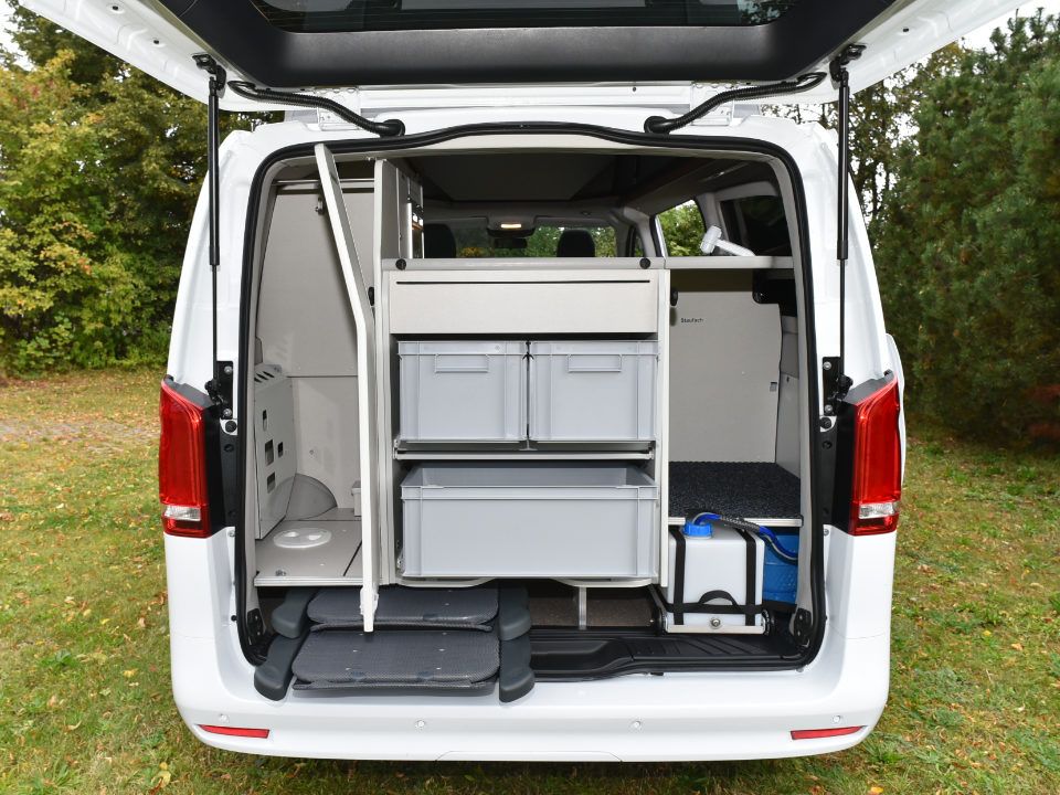 Blick auf die Heckküche des Campmobils