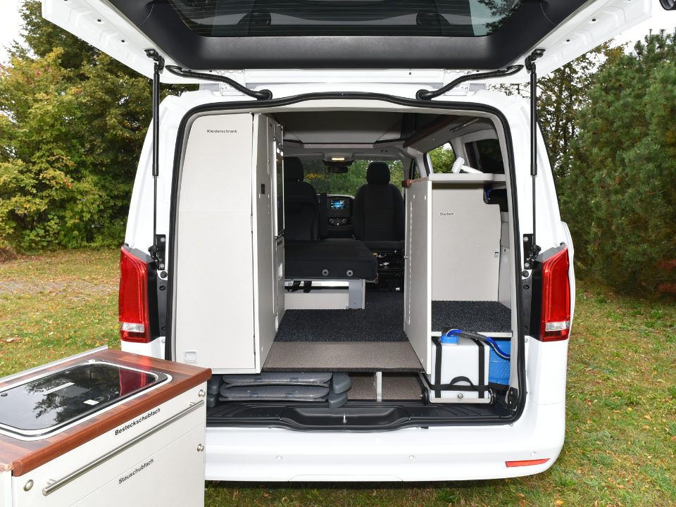 Blick auf die Heckküche des Campmobils