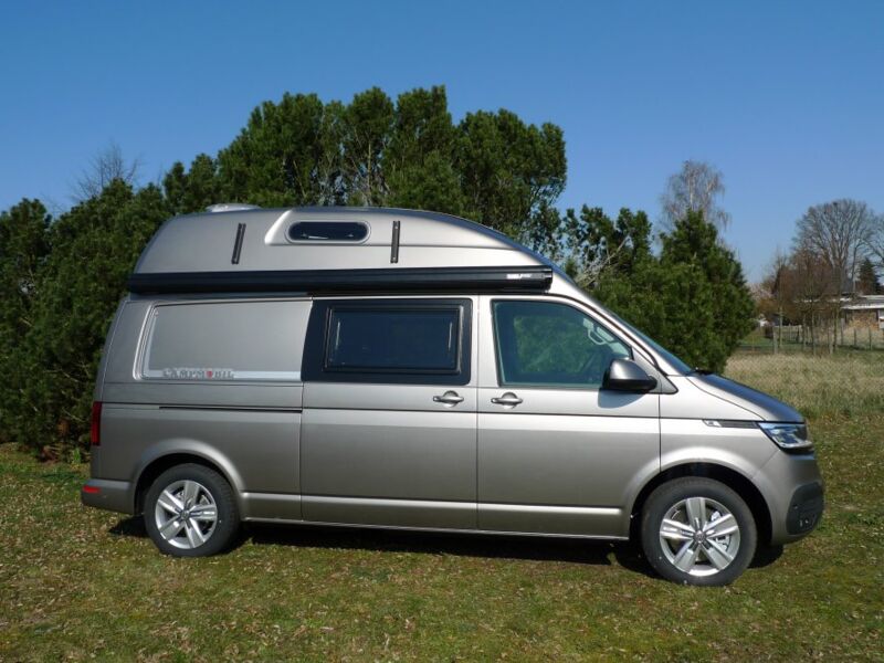 VW Bulli Transporter Version  T6.1 von Campmobil Polyroofhochdach zum Übernachten für 4 Personen